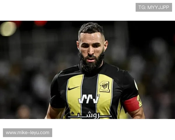 卡瓦尼与本泽马在禁区前沿的射门分布形成差异化结构