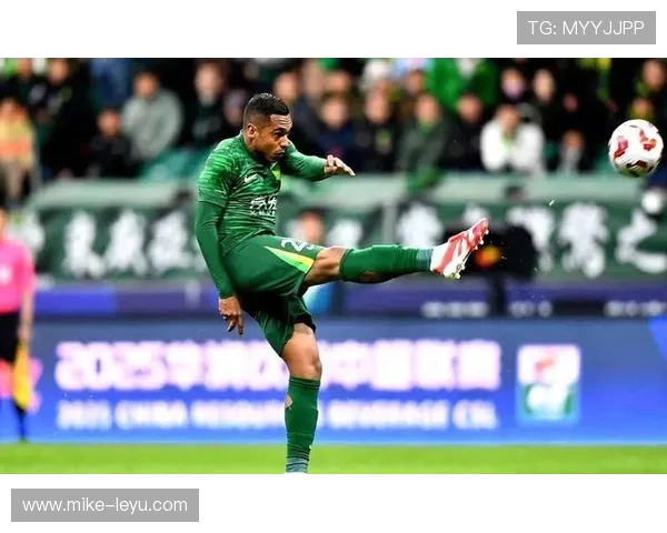 国安中场看似人多，实则功能重叠，节奏全乱了